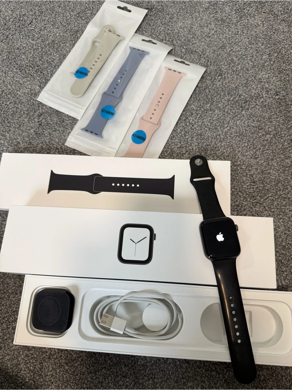 Apple Watch Series 4 (44mm) - with 3 additional bands (42/44mm)